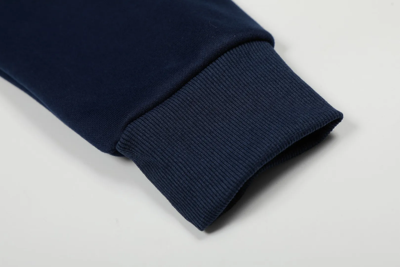 P300 Top Quality" Style Number: 8103# [Ralph Lauren 20th Anniversary Badge Embroidered Deconstructed Autumn and Winter Hooded Sweatshirt] ✅Ralph Lauren Anniversary Autumn and Winter Plush Hooded Sweatshirt for Men and Women ✅380g 100% pure cotton heavy-grabbed cloud velvet ✅Three-layer hidden partial placket Reactive dyeing D65 raw cotton double herringbone belt Wide and narrow partitions ✅Single color single version High-precision embroidery Same as original order ✅Simple upper body, easy to match, ootd must-have, versatile, recommended for couples to wear when traveling ~ Size: S-XL Color: White Navy